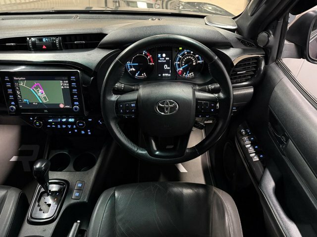 Toyota HILUX D-4d Active Extra Pickup White #26