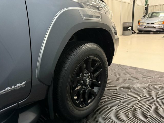 Toyota HILUX D-4d Active Extra Pickup White #51