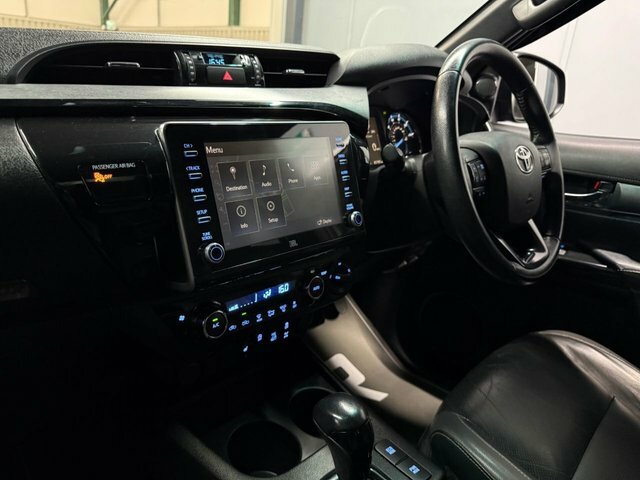 Toyota HILUX D-4d Active Extra Pickup White #46