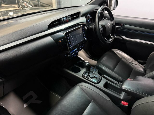 Toyota HILUX D-4d Active Extra Pickup White #43