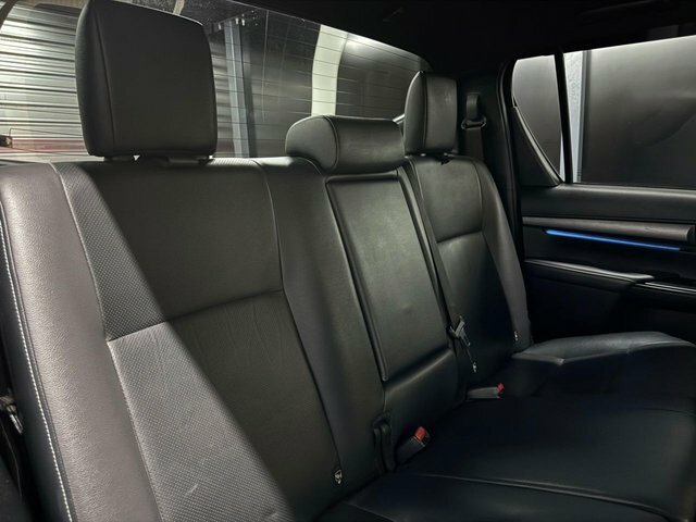 Toyota HILUX D-4d Active Extra Pickup White #47