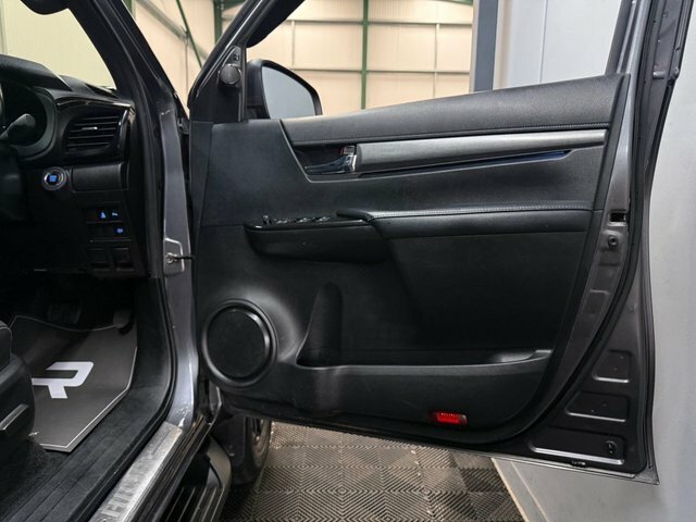 Toyota HILUX D-4d Active Extra Pickup White #58
