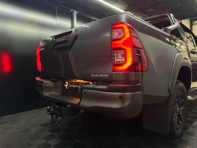Toyota HILUX D-4d Active Extra Pickup White #11
