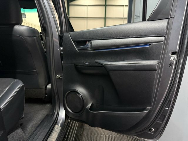 Toyota HILUX D-4d Active Extra Pickup White #59