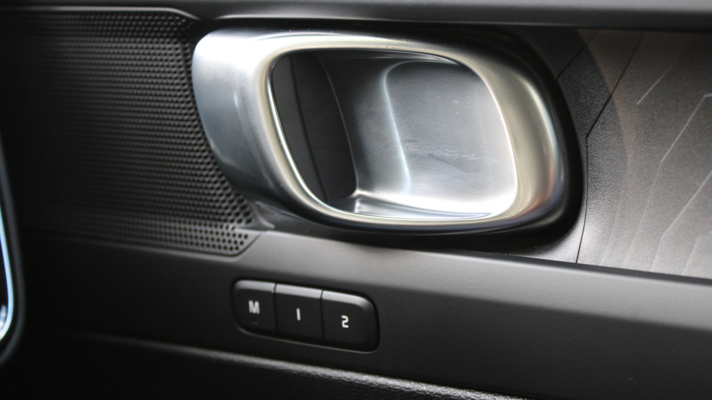 Volvo EC40 Plus Black Edition Black #43