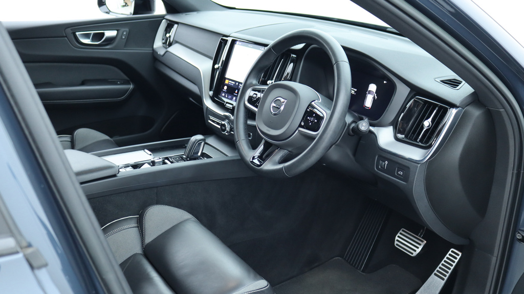 Volvo XC60 B5 P R-design 360 Camera, Heated Seats, Tinted RX22NSO #4