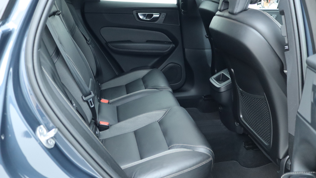 Volvo XC60 B5 P R-design 360 Camera, Heated Seats, Tinted RX22NSO #6