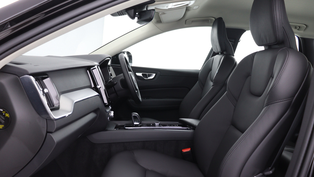 Volvo XC60 B5 P Awd Core Park Camera, Heated Seats, Apple YH26OLA #6