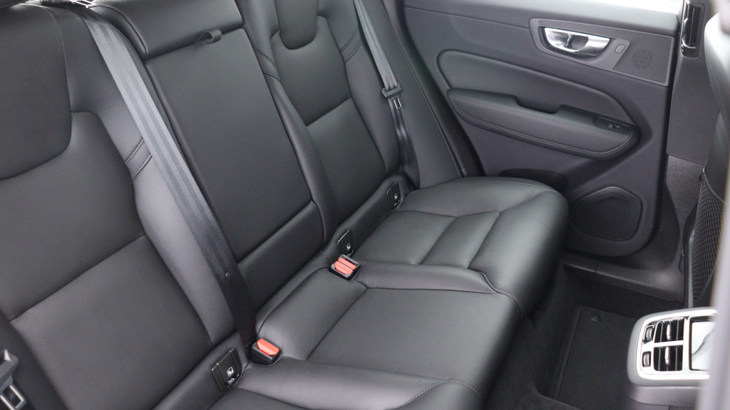 Volvo XC60 B4 P Plus Dark Harmankardon Sound, 360 Camera, YY72ZYM #6