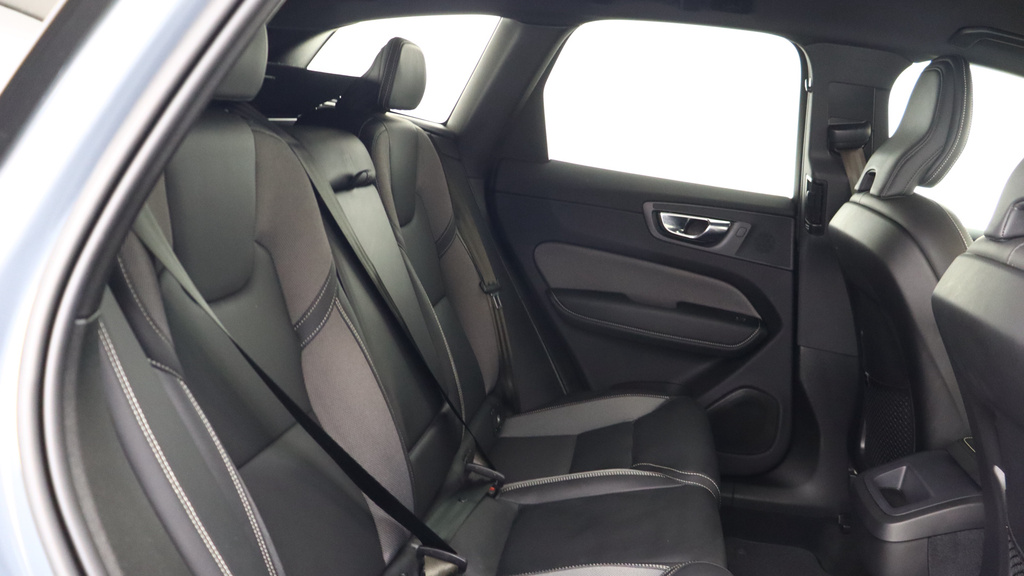 Volvo XC60 B4 P Awd R-design Heated Seats, Park Camera, Ti SF22XSA #6