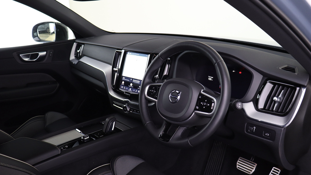 Volvo XC60 B4 P Awd R-design Heated Seats, Park Camera, Ti SF22XSA #4