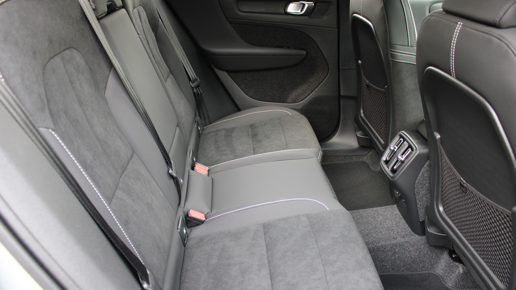 Volvo XC40 B3 P Plus Black Edition Park Camera, Heated Sea YB26WZO  #6