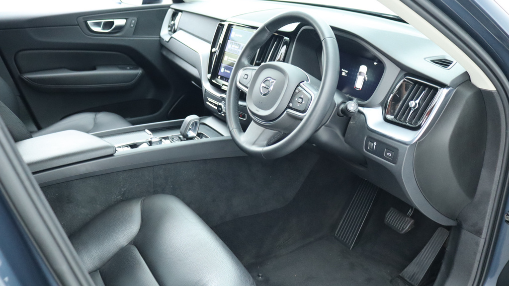 Volvo XC60 B5 P Awd Momentum Park Camera, Heated Seats, Go NA22POU #4