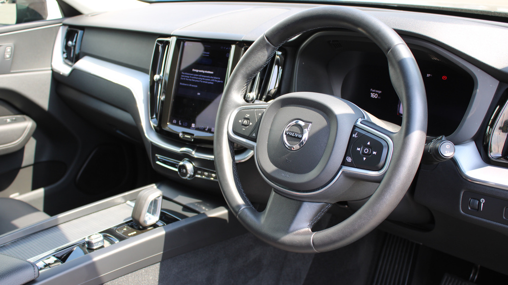 Volvo XC60 B5 P Momentum Park Camera, Heated Seats, Google NA22LWH  #4