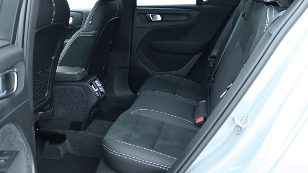 Volvo XC40 2.0 B4p Plus Pro Black Edition Black #26