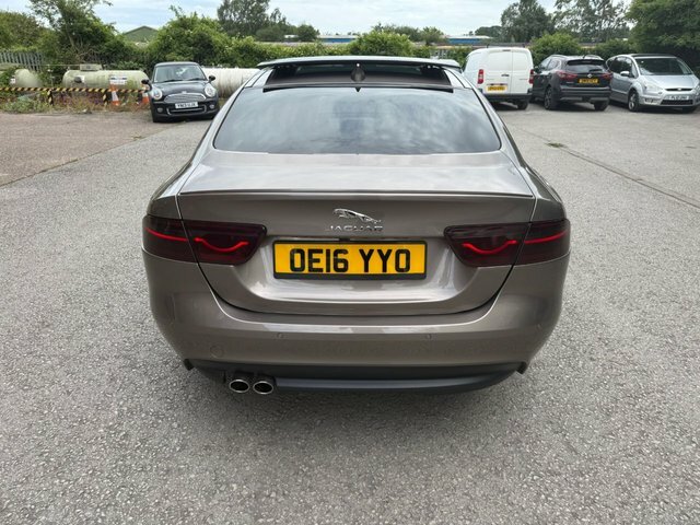 Jaguar XE Saloon Brown #3