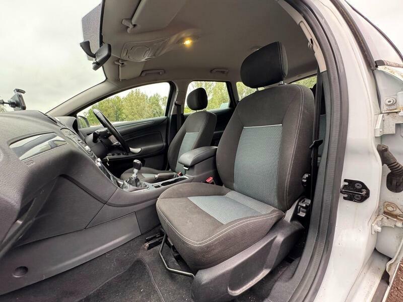Ford Mondeo Hatchback Black #19