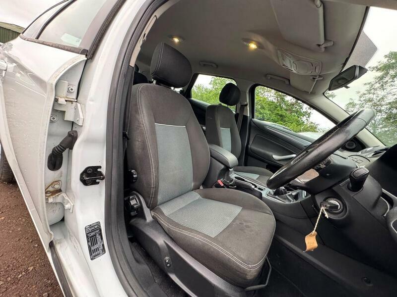 Ford Mondeo Hatchback Black #12