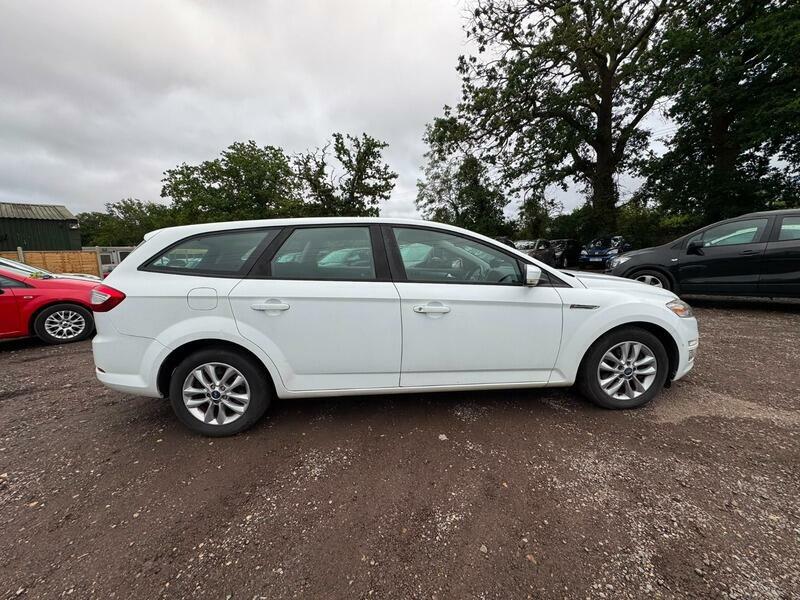 Ford Mondeo Hatchback Black #8