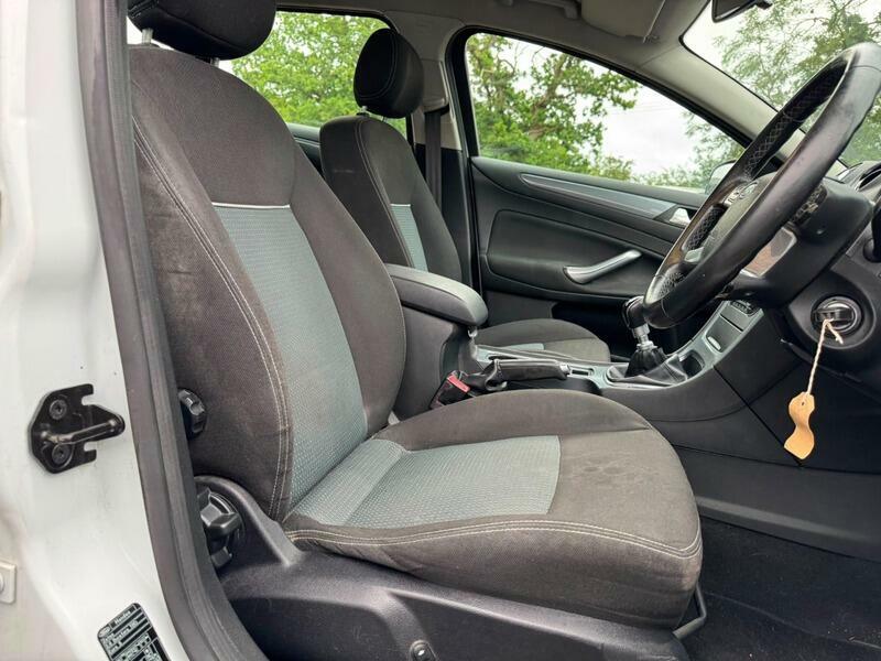 Ford Mondeo Hatchback Black #11