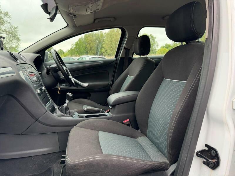 Ford Mondeo Hatchback Black #18
