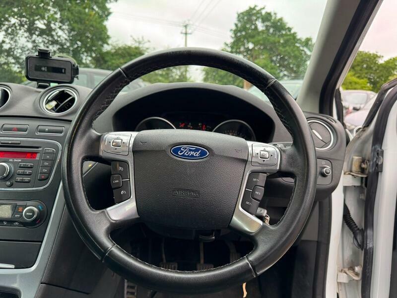 Ford Mondeo Hatchback Black #13
