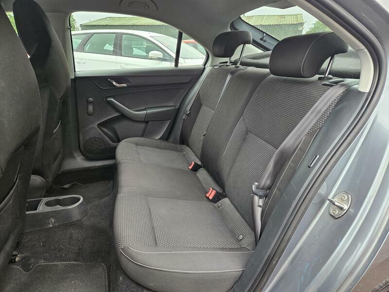 Skoda Rapid Se White #16