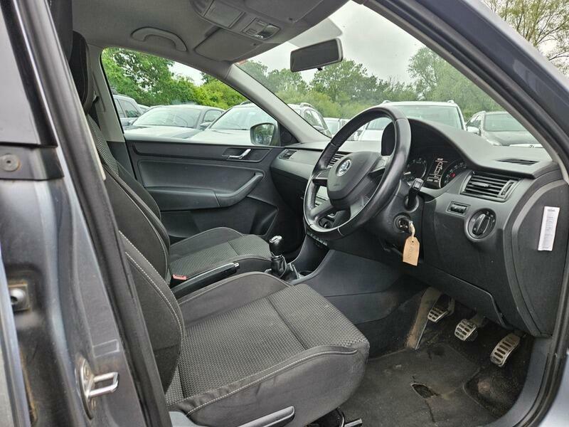 Skoda Rapid Se White #10