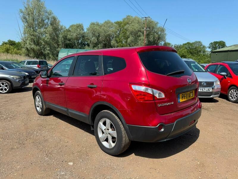 Nissan Qashqai+2 Visia Red #5