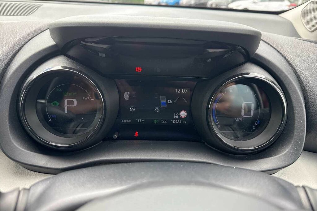Toyota Yaris Dynamic White #25
