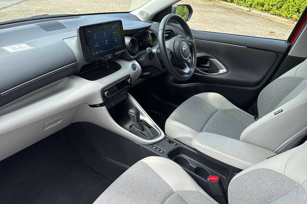Toyota Yaris 1.5 Hybrid Excel Cvt Red #2