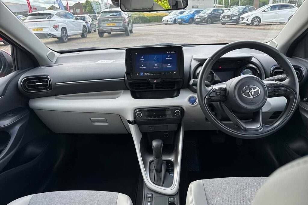 Toyota Yaris Dynamic White #11
