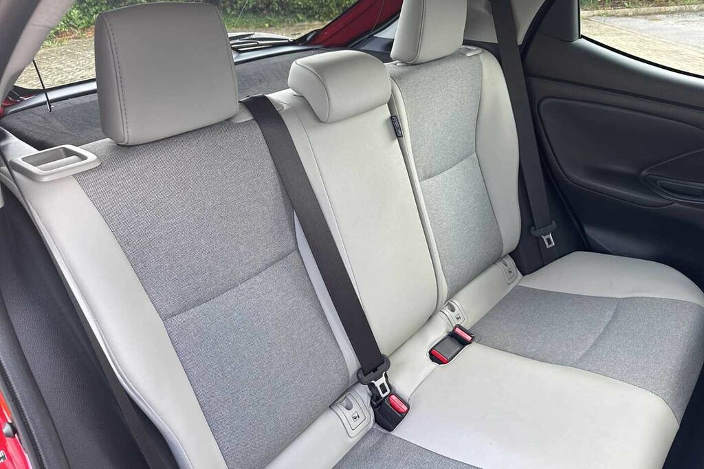 Toyota Yaris Dynamic White #9