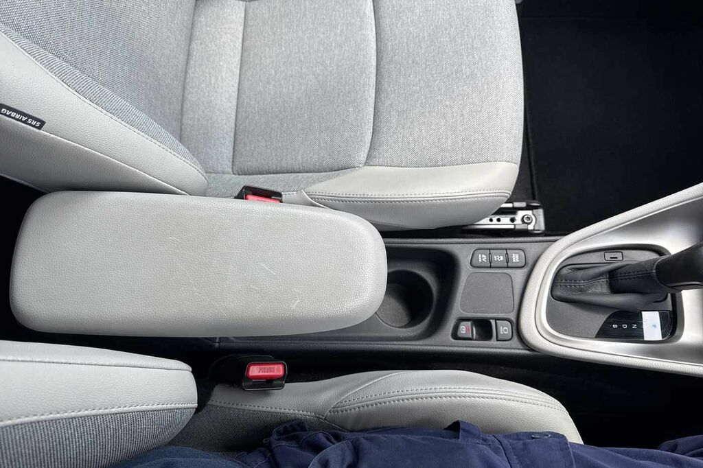 Toyota Yaris Dynamic White #37