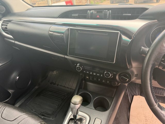 Toyota HILUX Active 4Wd D-4d Dcb White #17