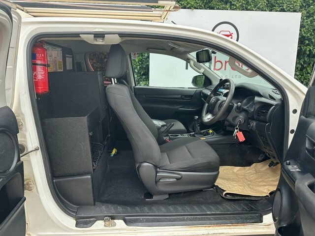 Toyota HILUX 2.4 D-4d Active Pickup Double Cab Manua White #3