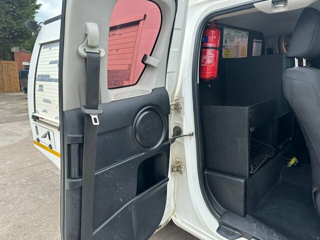 Toyota HILUX Active 4Wd D-4d Dcb White #11
