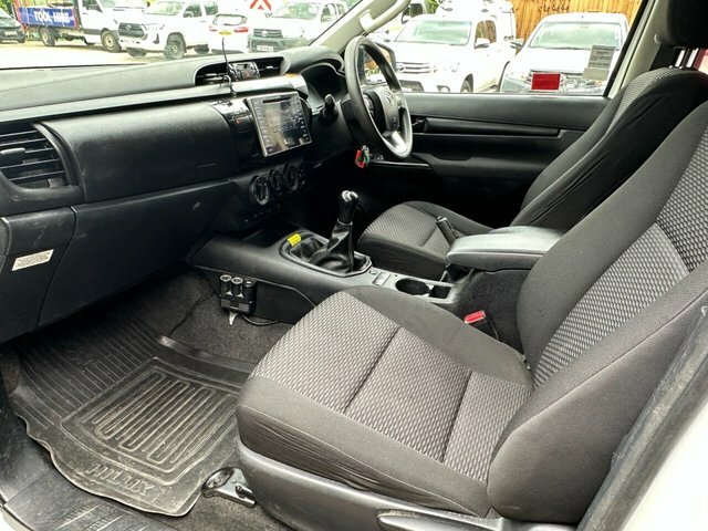 Toyota HILUX Active 4Wd D-4d Dcb White #16