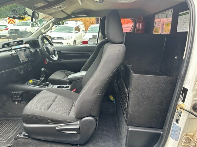 Toyota HILUX Active 4Wd D-4d Dcb White #21