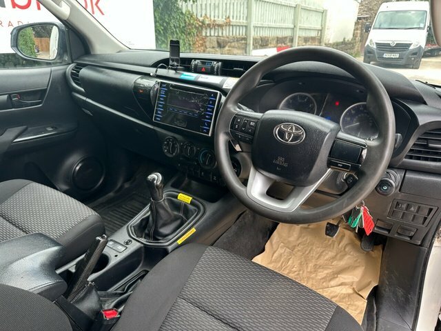 Toyota HILUX 2.4 D-4d Active Pickup Double Cab Manua White #4