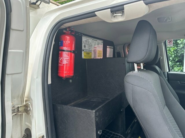 Toyota HILUX Active 4Wd D-4d Dcb White #12