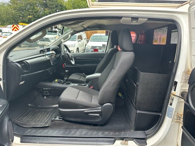 Toyota HILUX 2.4 D-4d Active Pickup Double Cab Manua White #5