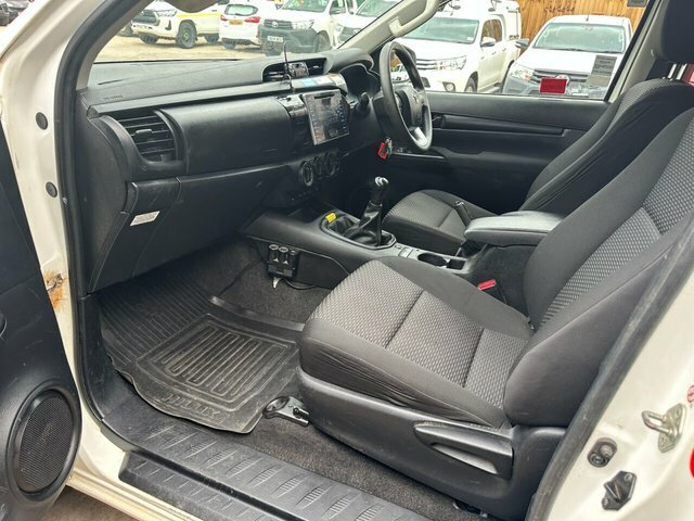 Toyota HILUX Active 4Wd D-4d Dcb White #15