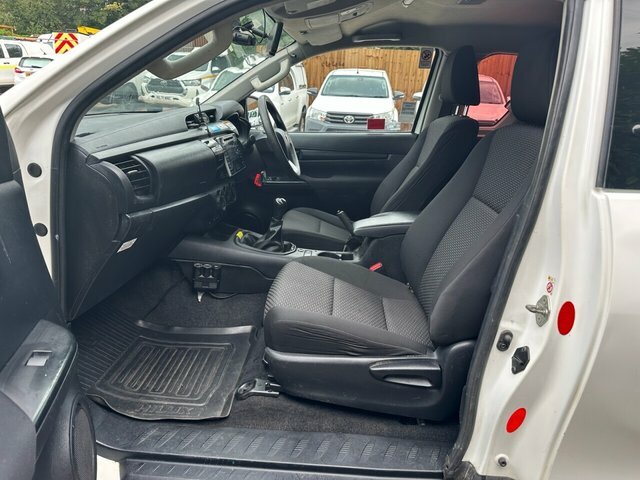 Toyota HILUX Active 4Wd D-4d Dcb White #17