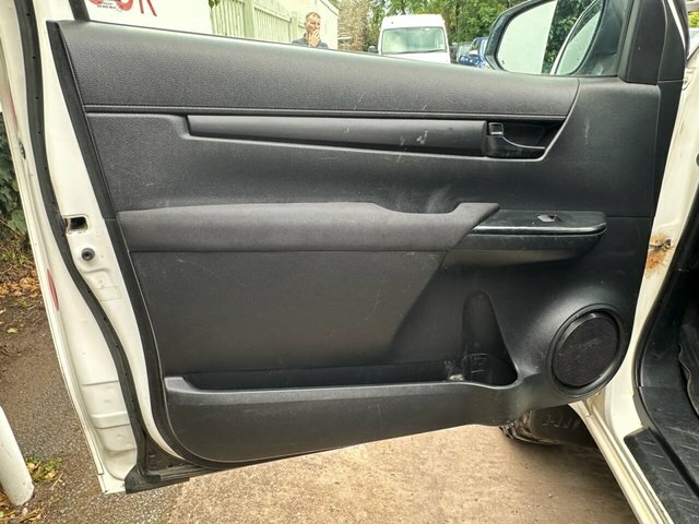 Toyota HILUX Active 4Wd D-4d Dcb White #18