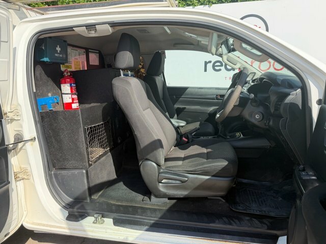 Toyota HILUX 2.4 D-4d Active Pickup Double Cab Manua White #6
