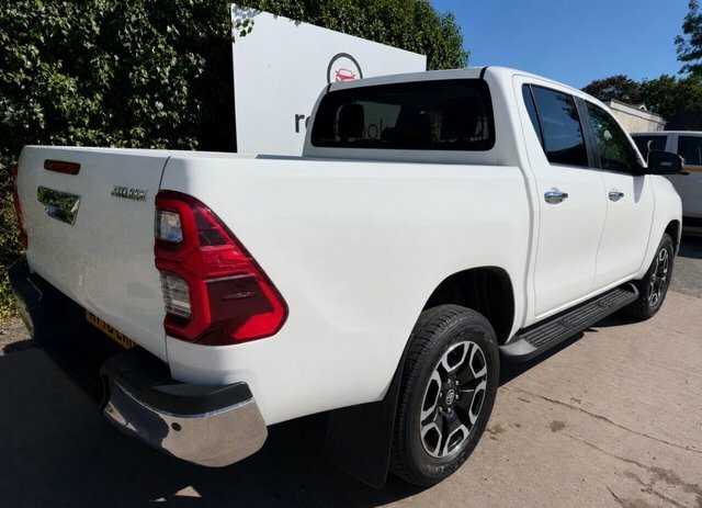 Toyota HILUX 2.4 D-4d Invincible Pickup Double Cab A White #4