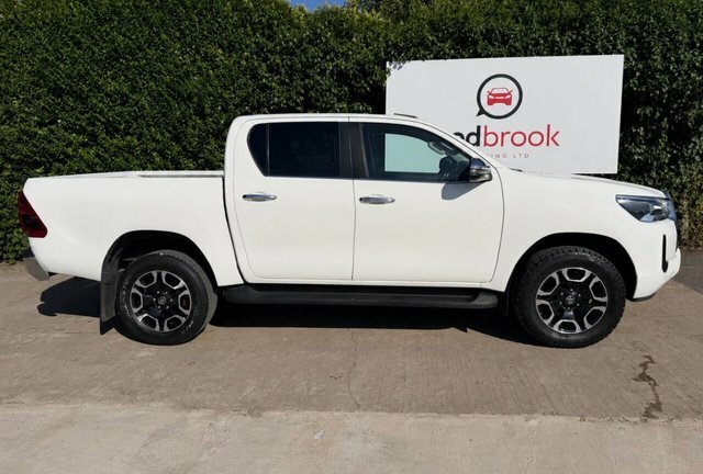 Toyota HILUX 2.4 D-4d Invincible Pickup Double Cab A White #3