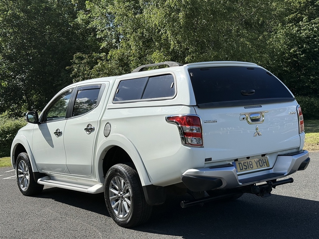 Mitsubishi L200 2.4 Di-d Dc Barbarian Pickup Double Cab DS18YOH White #3