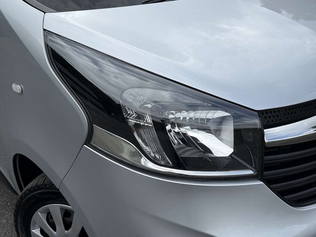 Vauxhall Vivaro Cdti 2900 Sportive Panel Van 1.6 VO68OKF Silver #2
